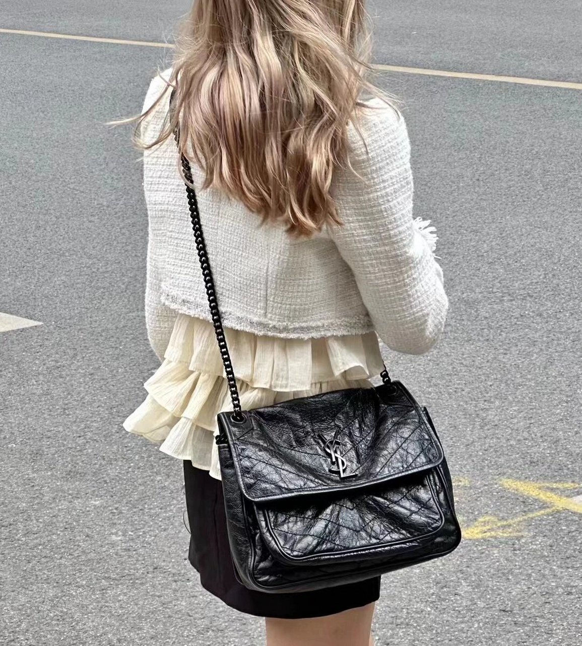 yslniki油蜡皮圣罗兰很经典的包啦 本身就是这种褶皱感,所以不用担心