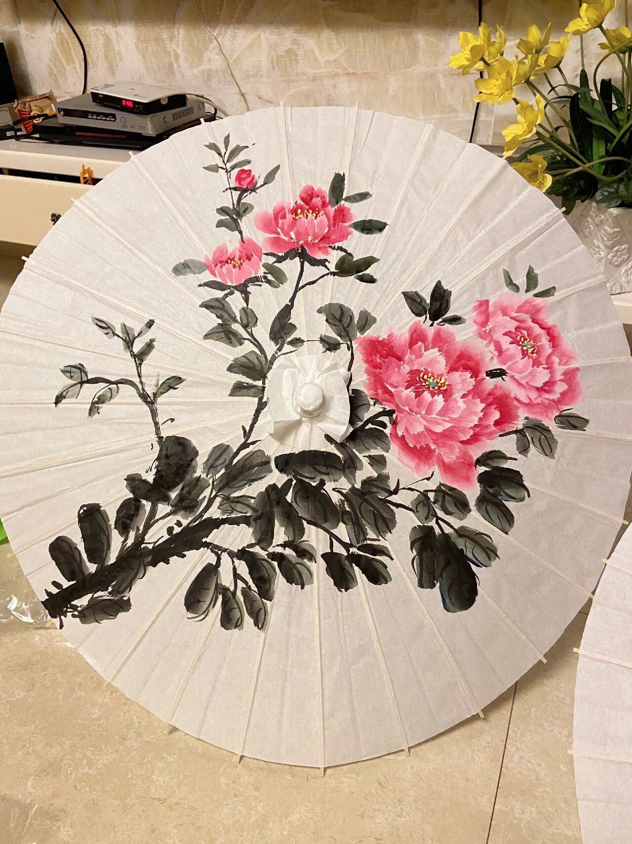 国画油纸伞牡丹