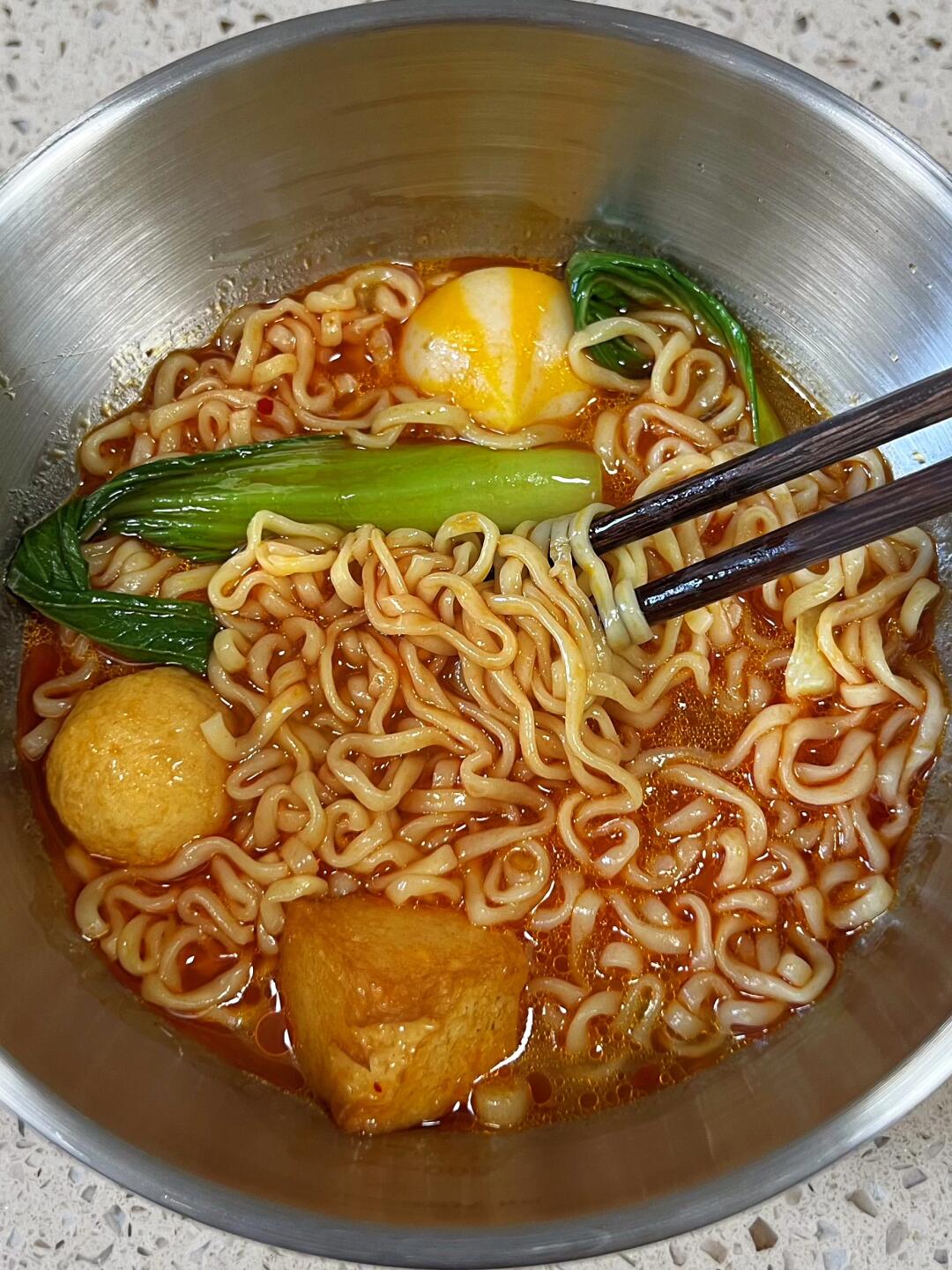 自带火锅底料包的泡面,简单又好吃! 一定要试试!