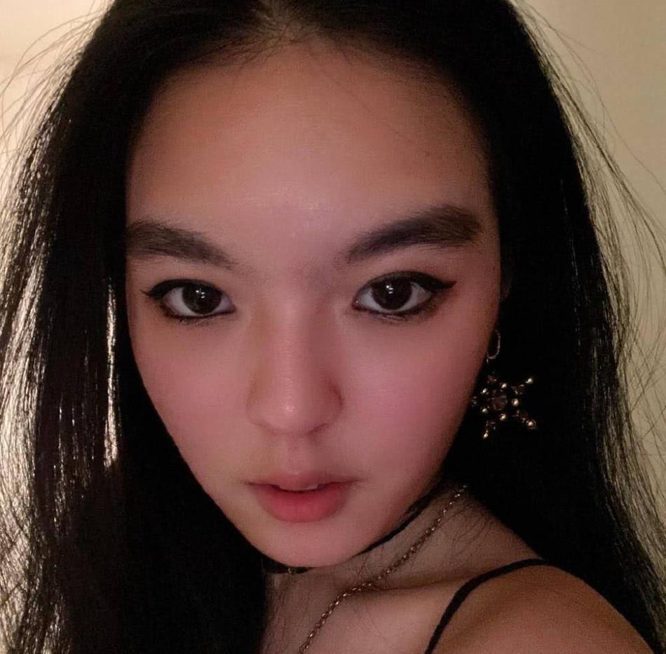 娱乐最前沿# #明星生图大赏#近日,17岁的法图麦在社交平台上晒出了两