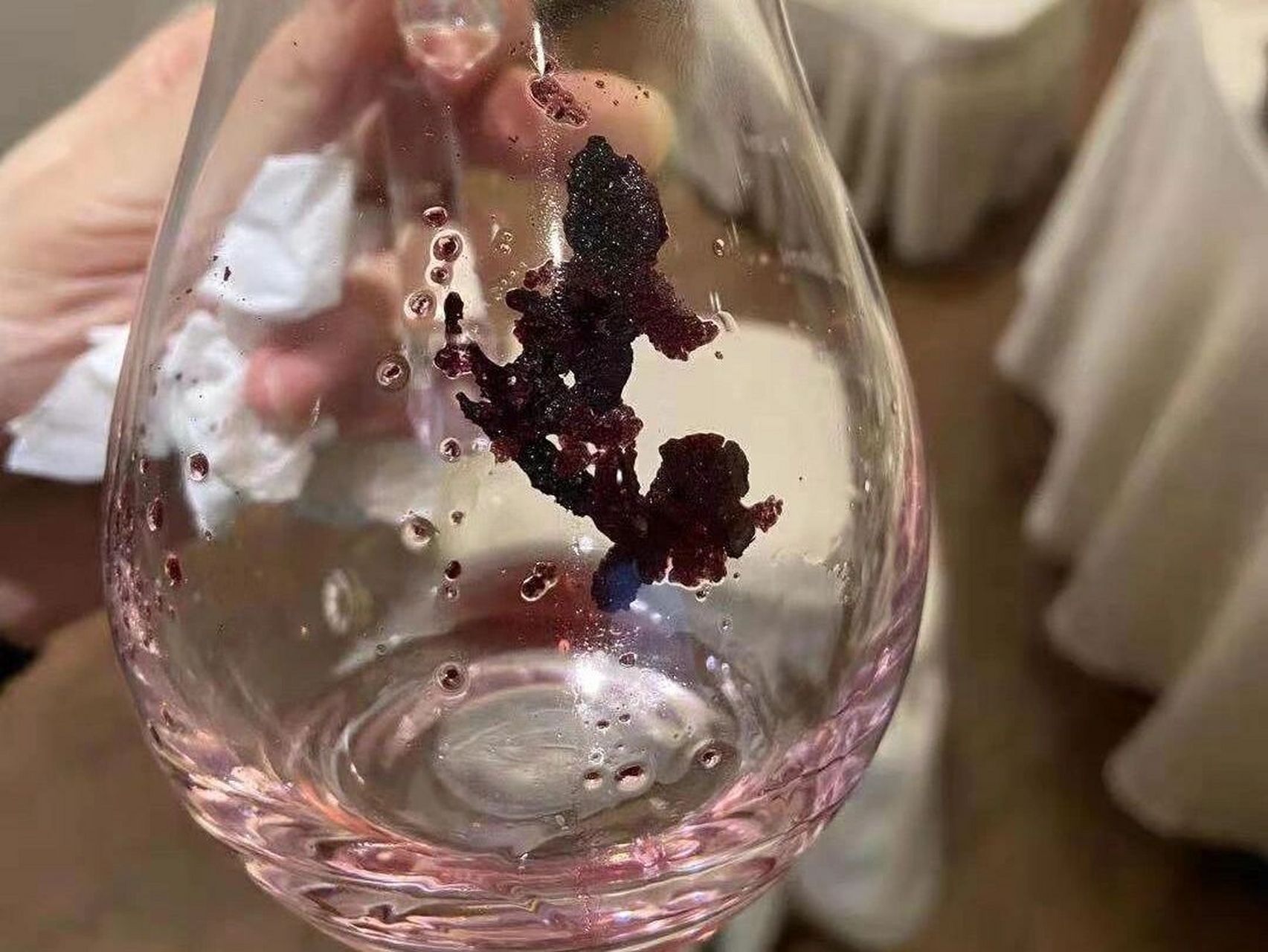 饭局上,有些葡萄酒里为什么会有沉淀物?