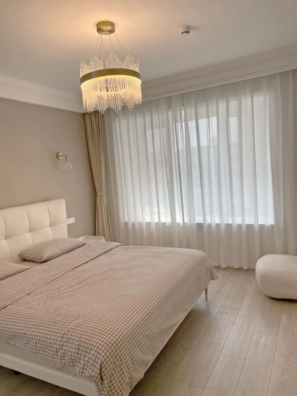 78先说一下床头背景,乳胶漆是布莱垦棕色,其余三面配的是杏子灰,没