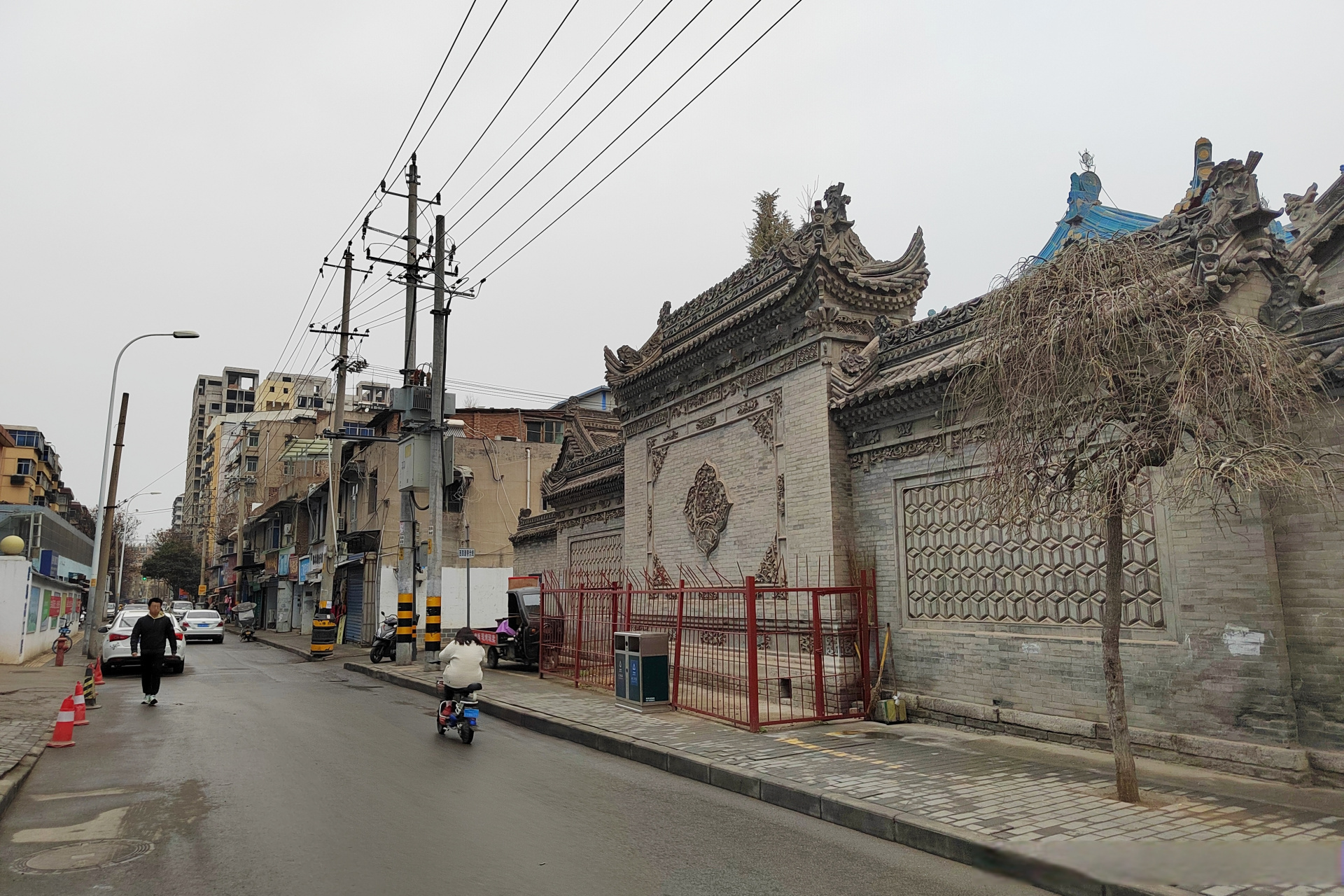 在西安市碑林区东仓门街上,有一座南城清真寺,也被称为"南寺".