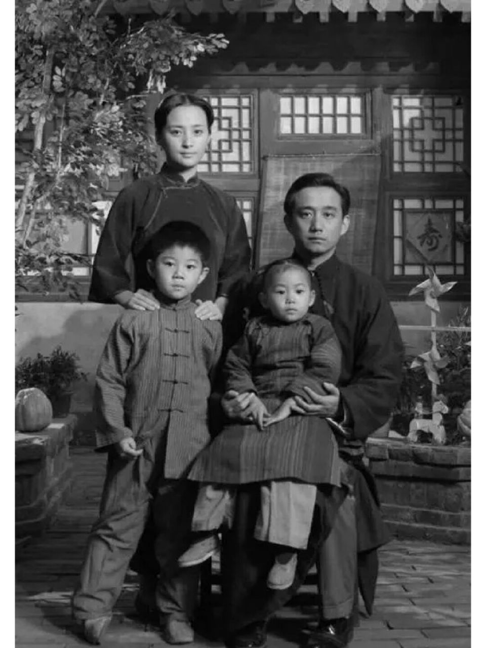 《四世同堂》中的祁瑞宣是祁家的长房长孙,一位温雅自然的知识分子.