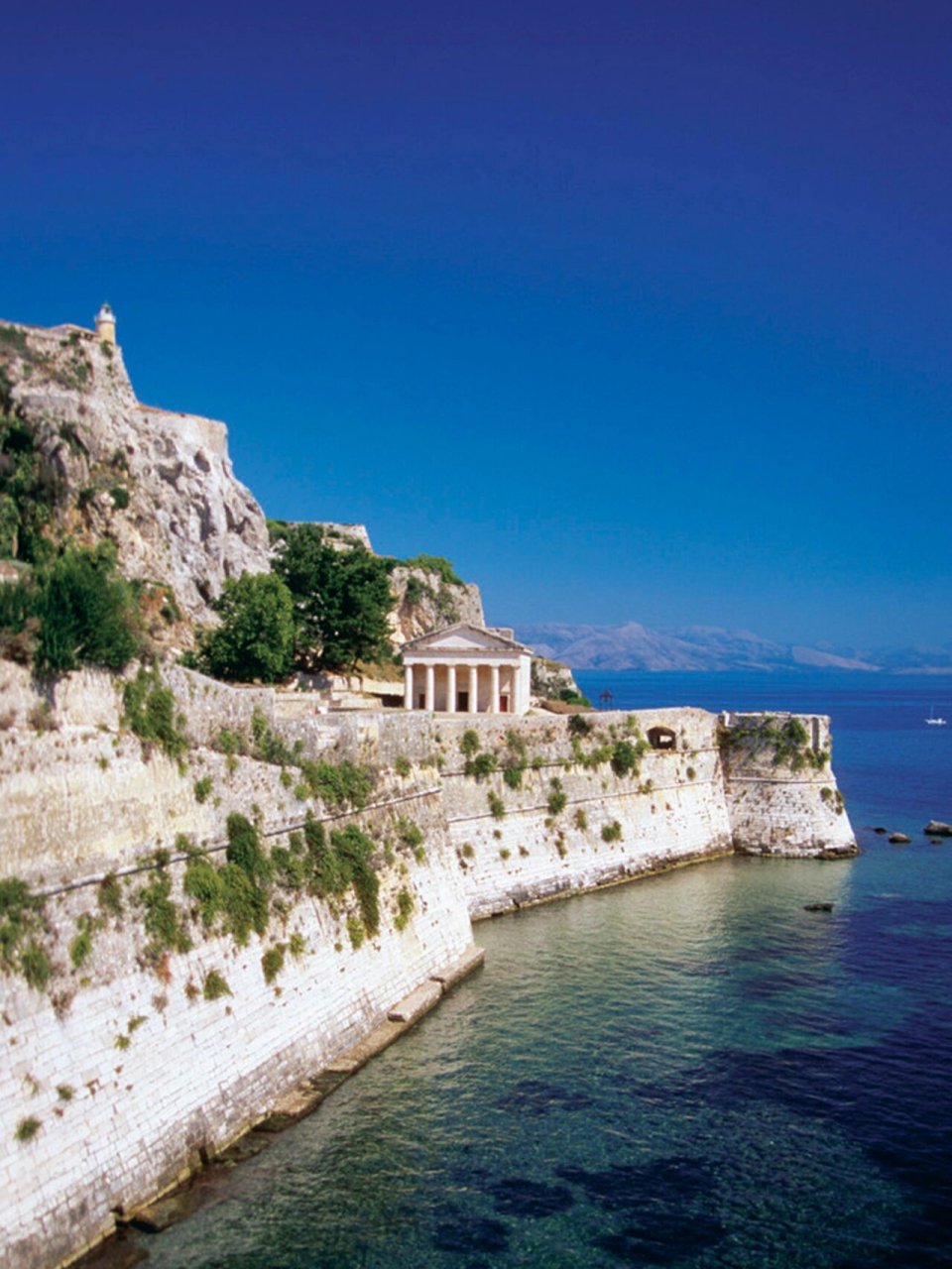 而说到希腊,肯定会想到蓝白色的海岛.