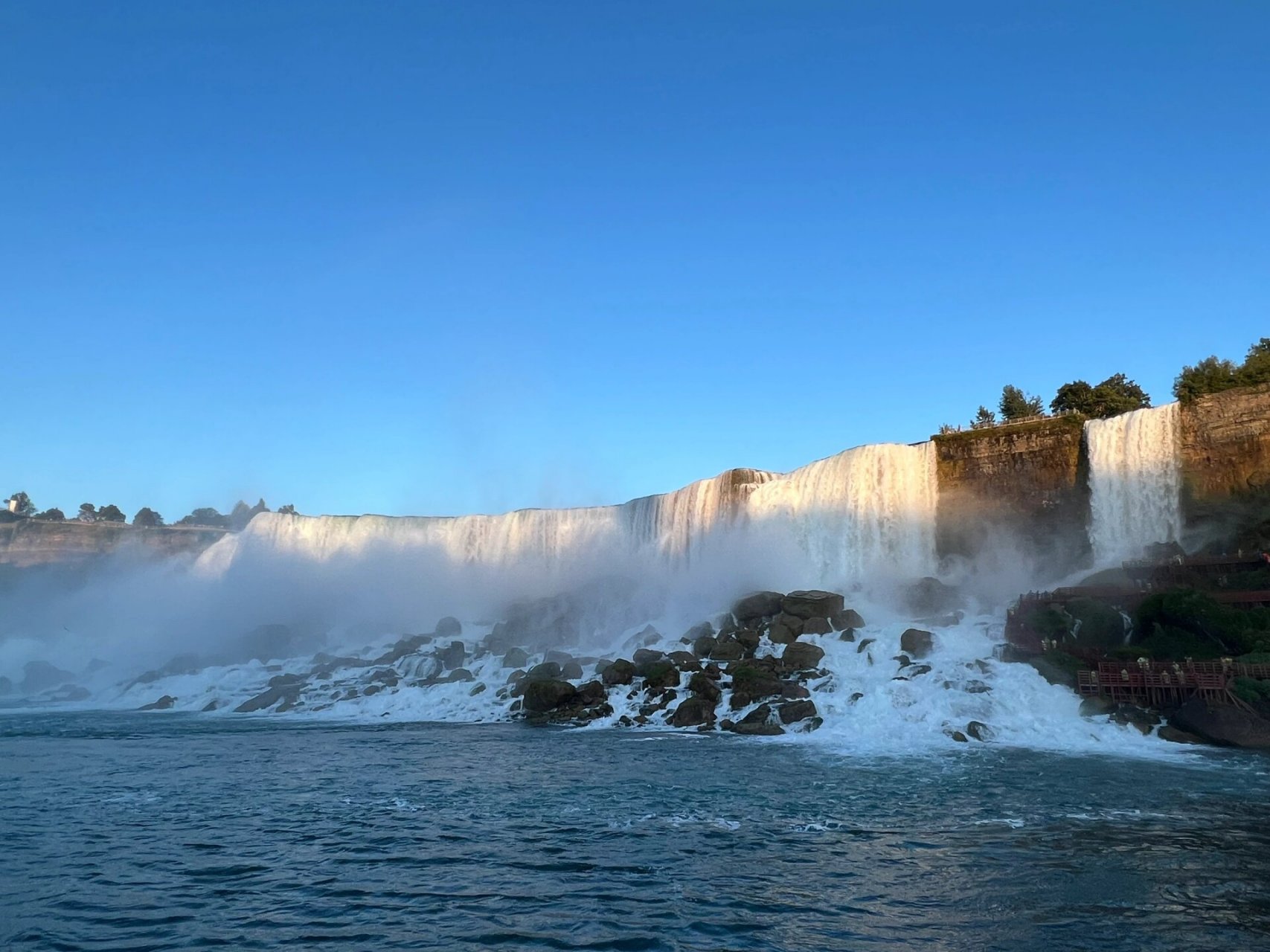 世界上三大跨国瀑布之一尼亚加拉大瀑布! 尼亚加拉瀑布位于加拿大安大
