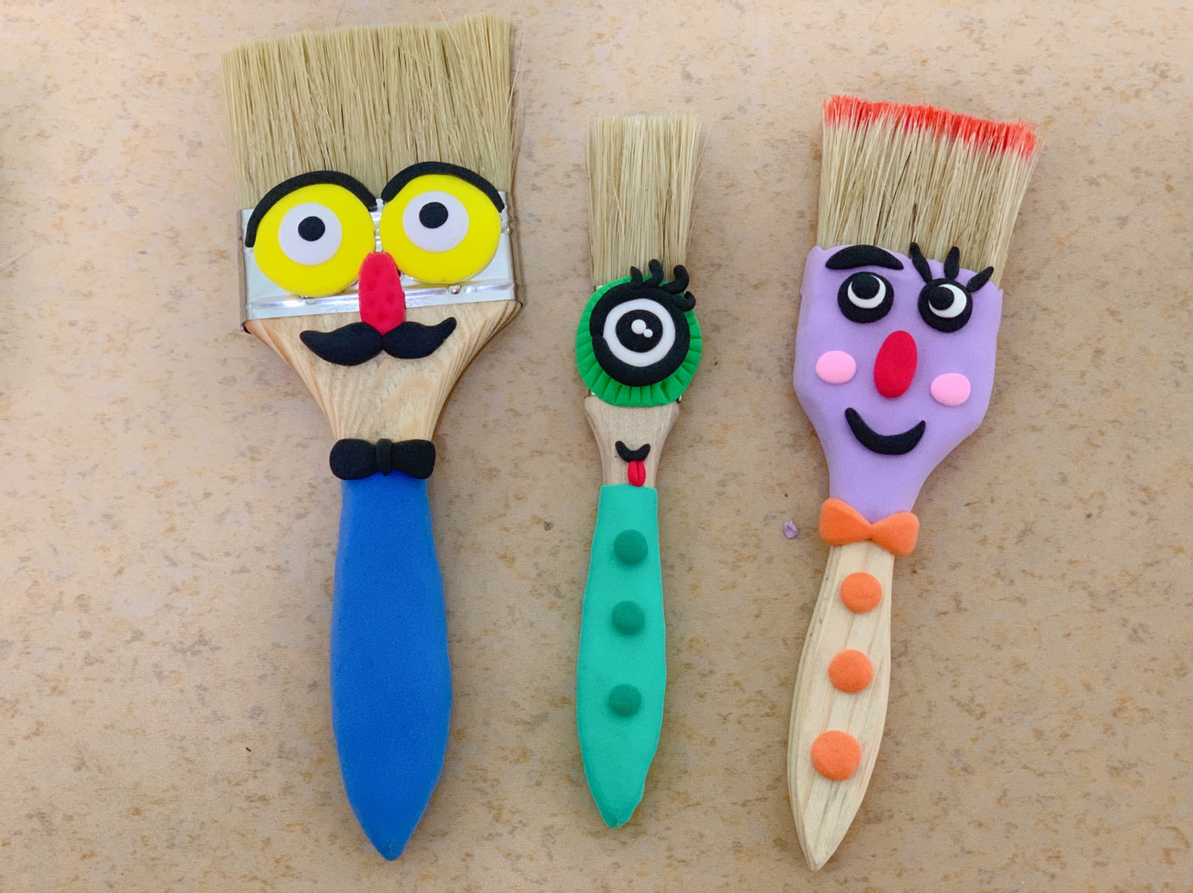 幼儿园环创—刷子大变身 材料:羊毛刷,轻粘土,丙烯颜料,马克笔 幼儿园