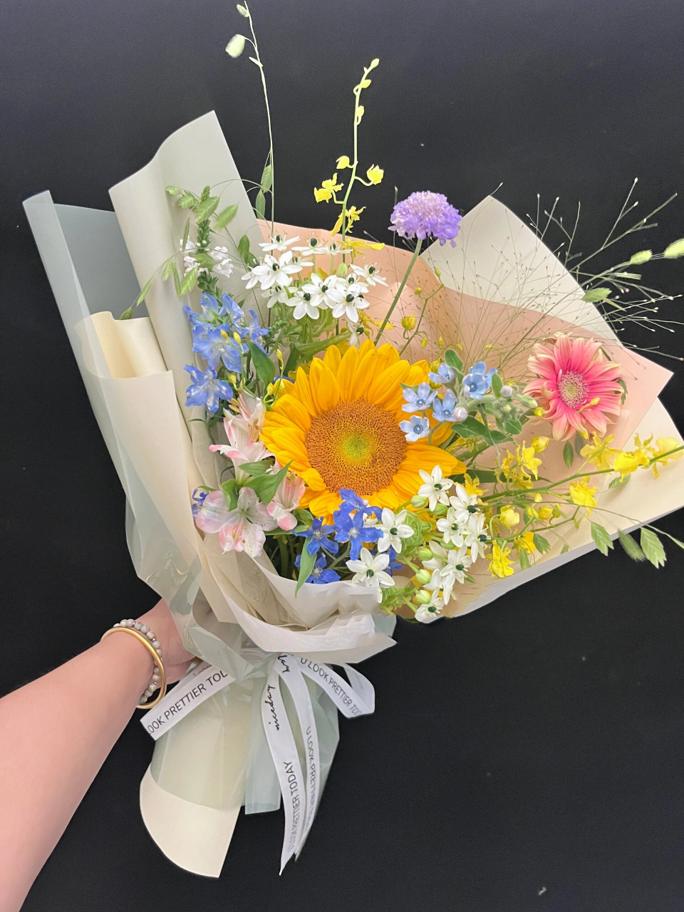 北京花店|接机小花束 是送闺蜜的接机小花束 要求是要清新,凉爽 花材