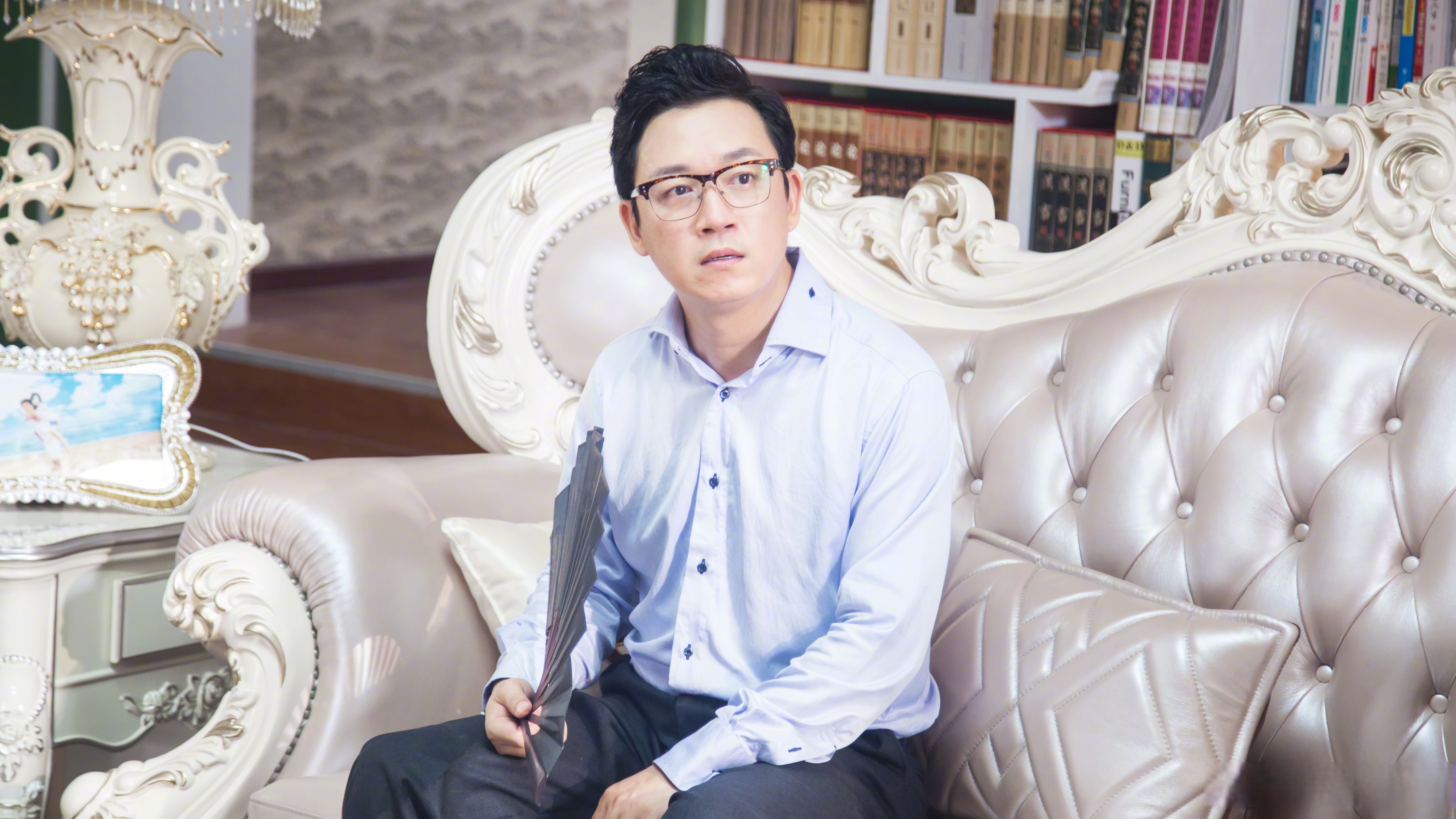 夏可可被请上台,居然邀李洪海上台弹奏,完全不懂钢琴