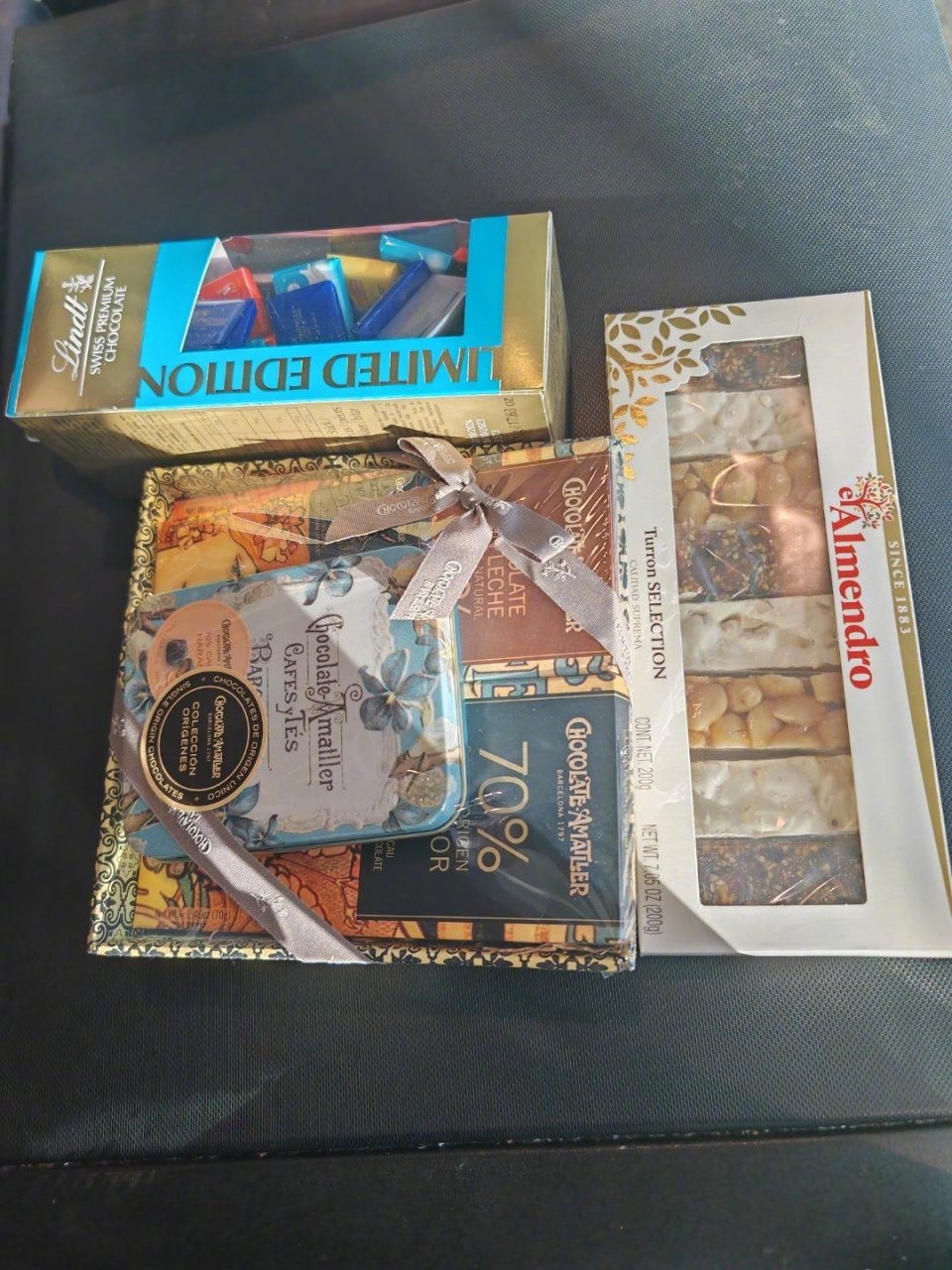 巴塞罗那机场,过了安检和海关,来店里给老婆买点特产零食.