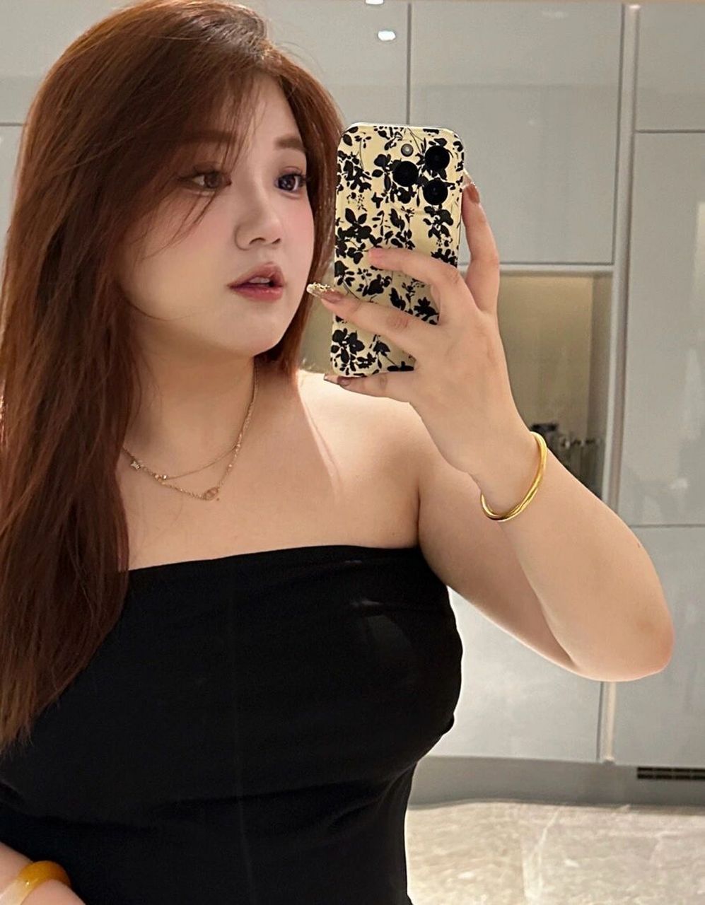 180斤胖女孩穿搭分享 镜子:晚上好美女