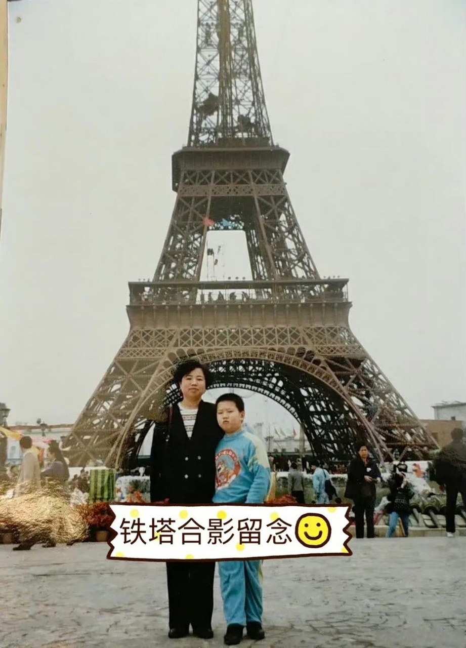 魏大勋小时候和妈妈去巴黎艾菲尔铁塔旅游的合影,真是有钱人家的孩子