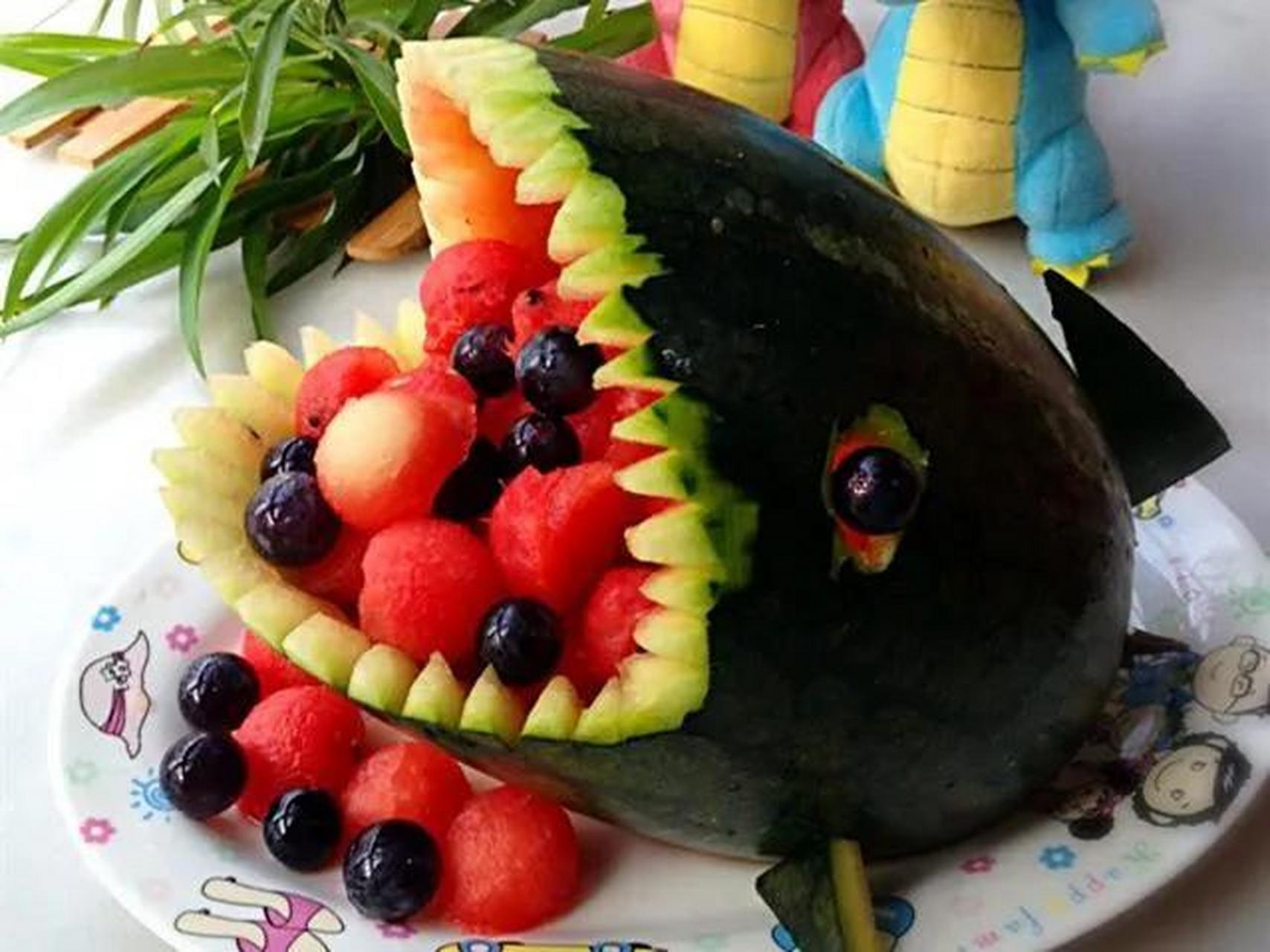 现在的网友太有才,吃个西瓜都要搞个造型