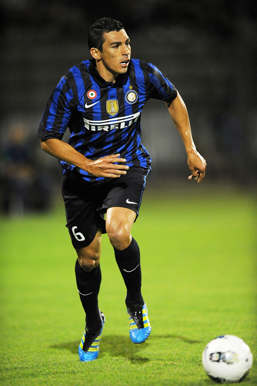 98 生日快乐  今天是曾经效力于国际米兰的巴西著名球星卢西奥的45