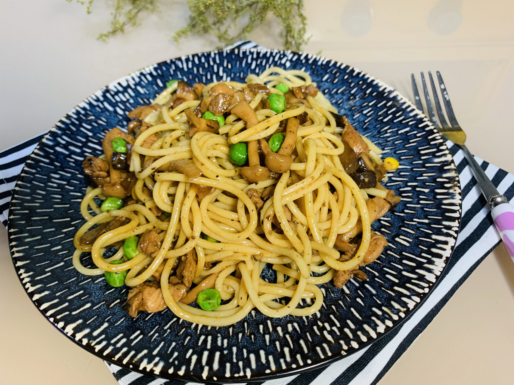 双菇鸡肉黑椒意面 自己做的,白玉菇,香菇加鸡胸肉,配上黑胡椒,好吃