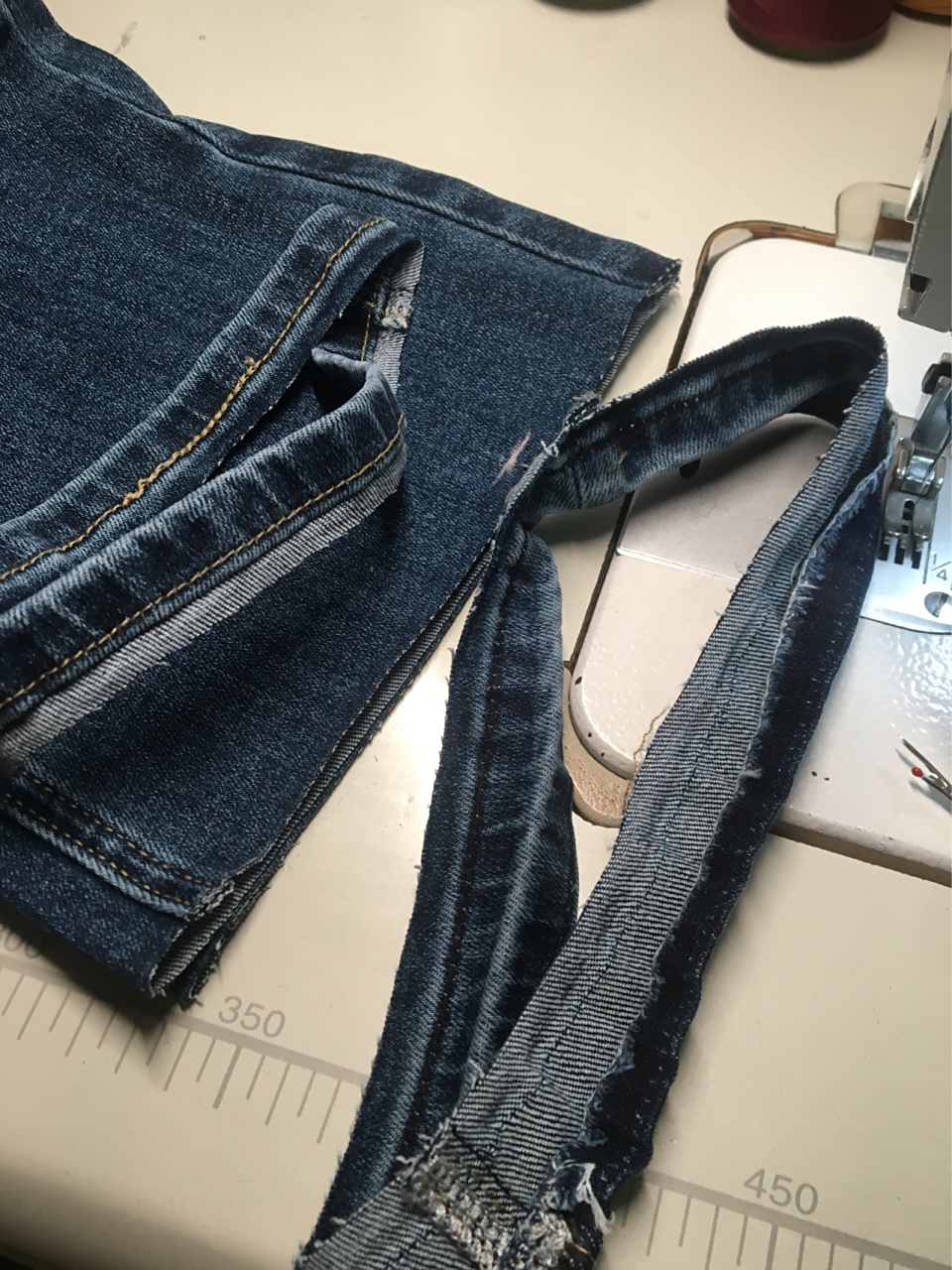 牛仔裤改短留原边制作方法 牛仔裤是无论那个年龄段都爱的一件单品,但
