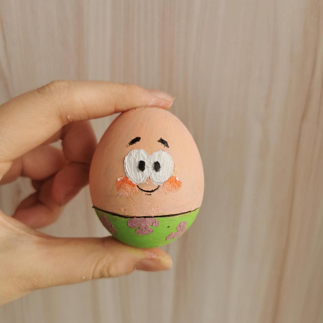 你可以在鸡蛋上画出各种可爱的图案,比如小花,小动物或者小笑脸,让