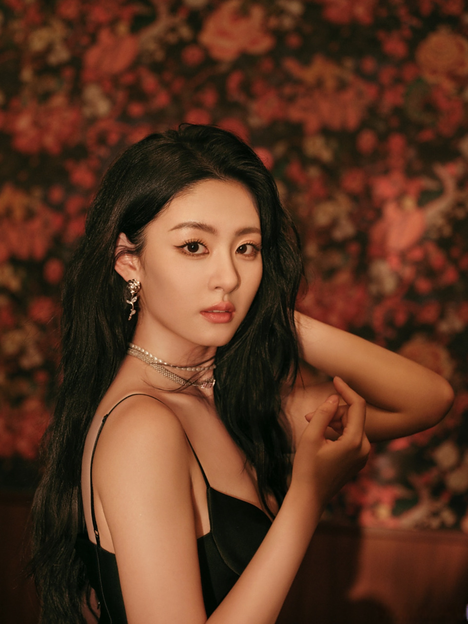 欢娱影视演员@赵晴ht 法式复古写真今日释出.