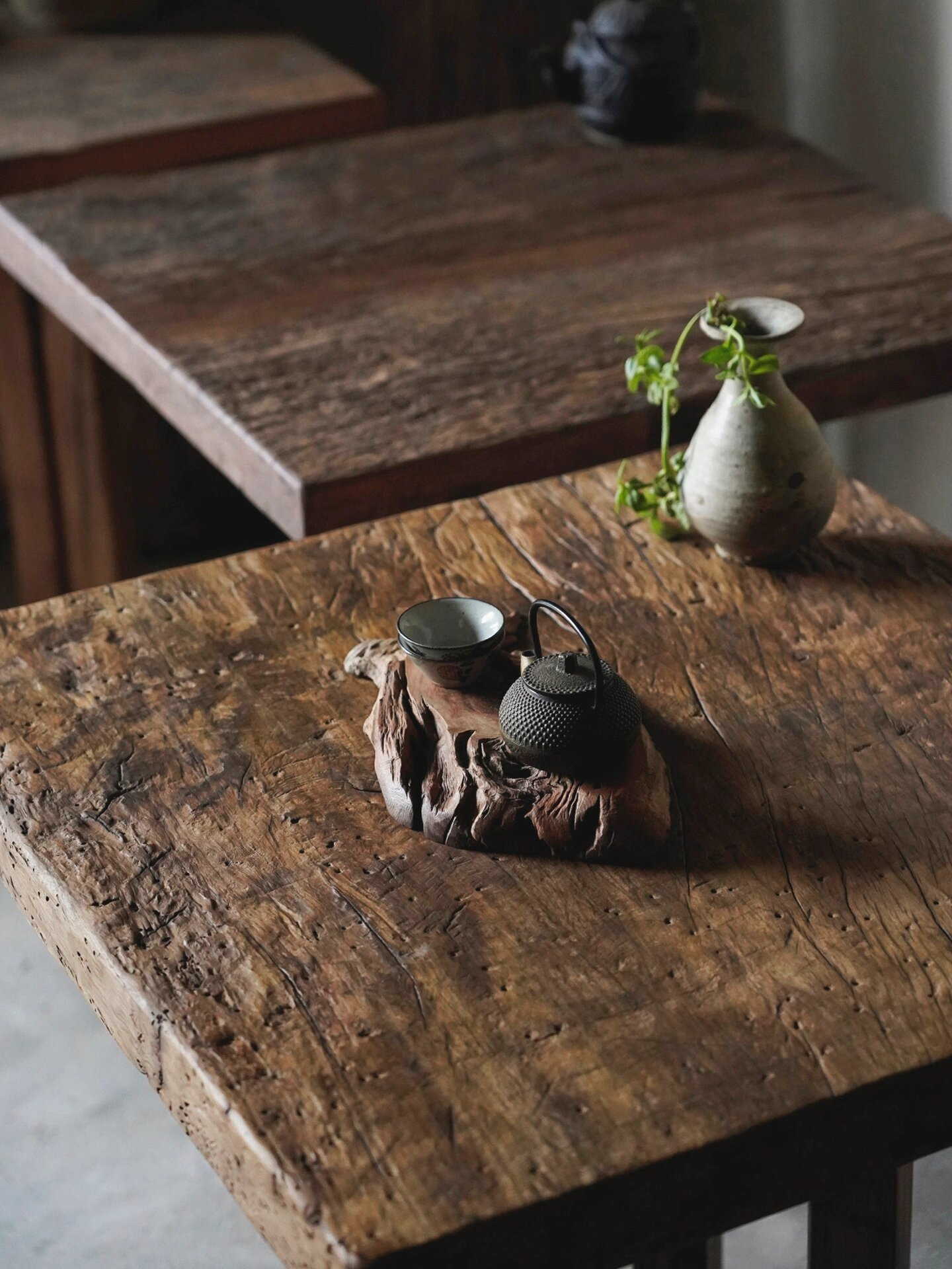 一张古朴质感的侘寂老木桌