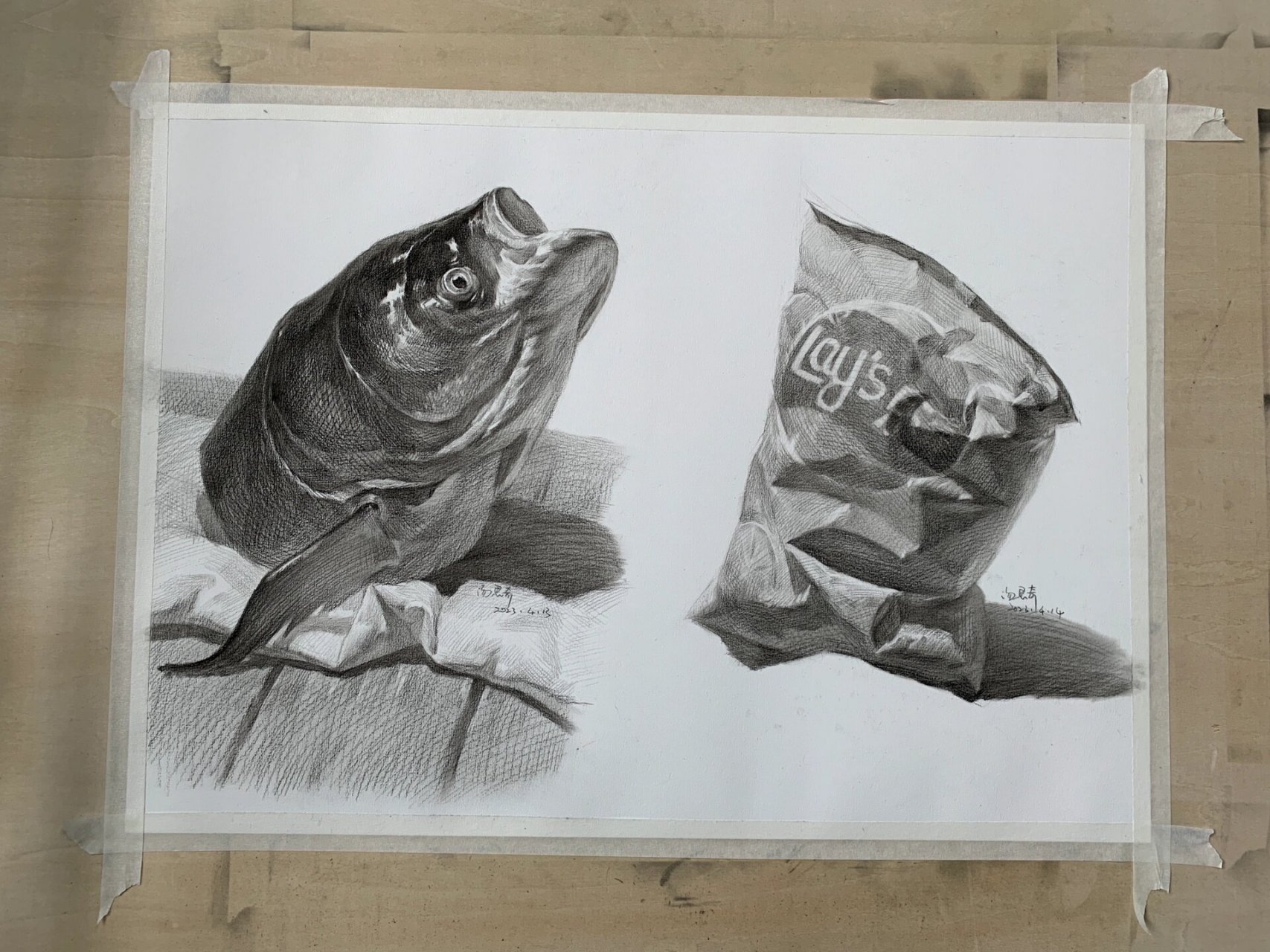 静物素描 乐事薯片,加了滤镜的薯片应该更好吃……画在鱼头旁边,总