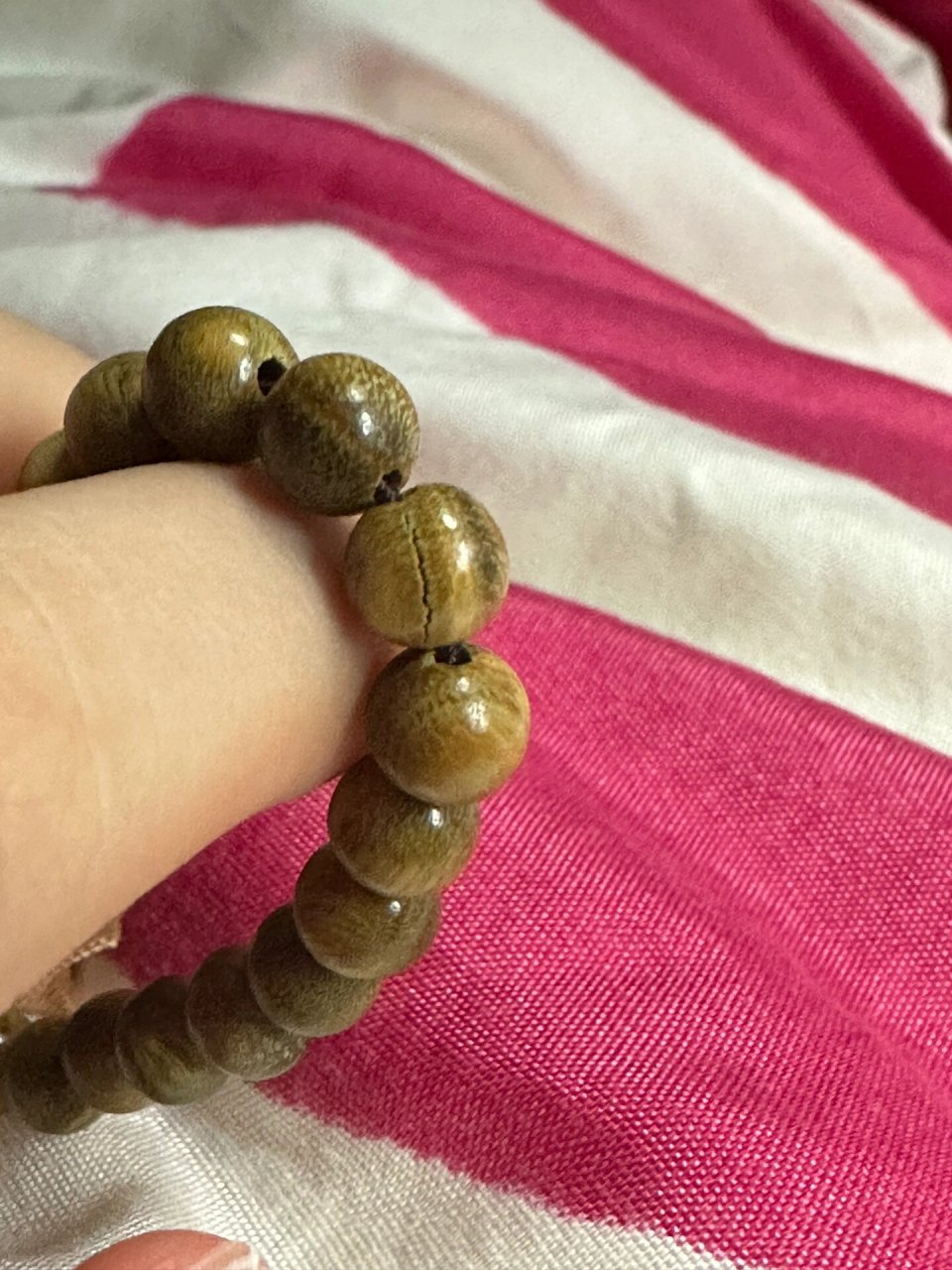 绿檀木手串裂开 我想知道刚买来的手串,发现有裂的,商家说补个红包没
