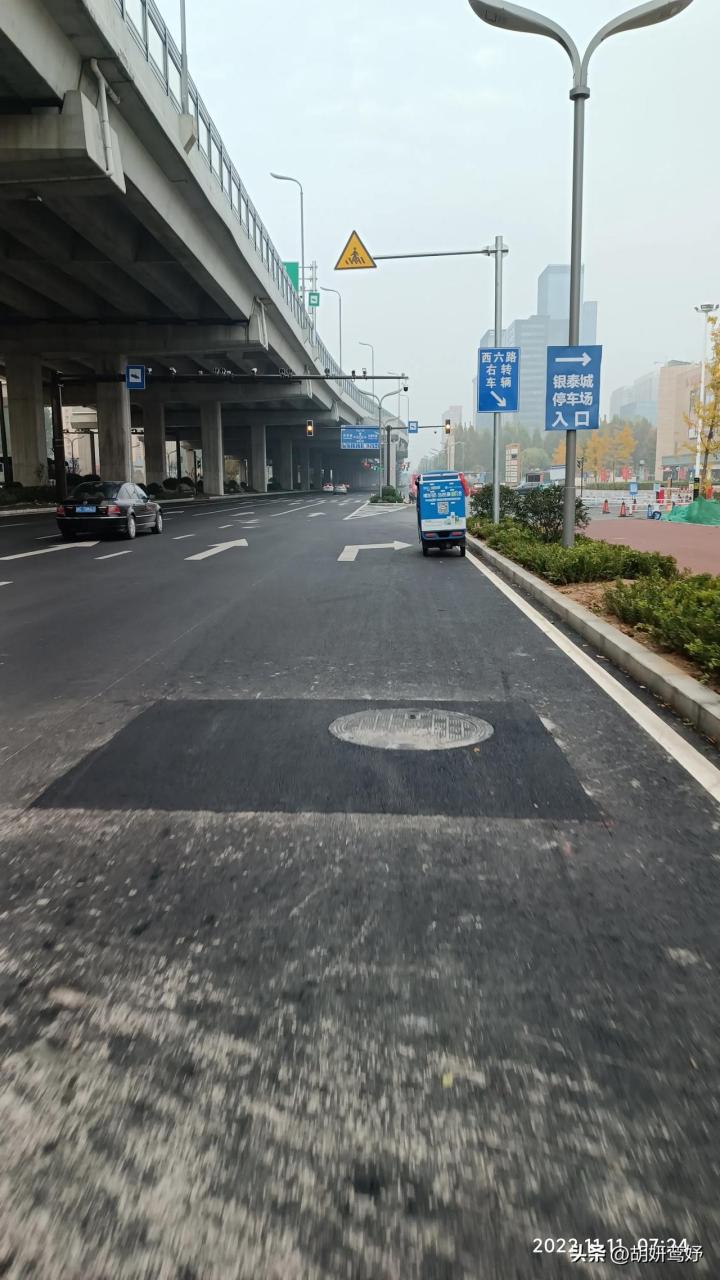 淄博鲁泰大道,银泰城附近一处路段,崭新的,好好的马路,被贴了个补丁!