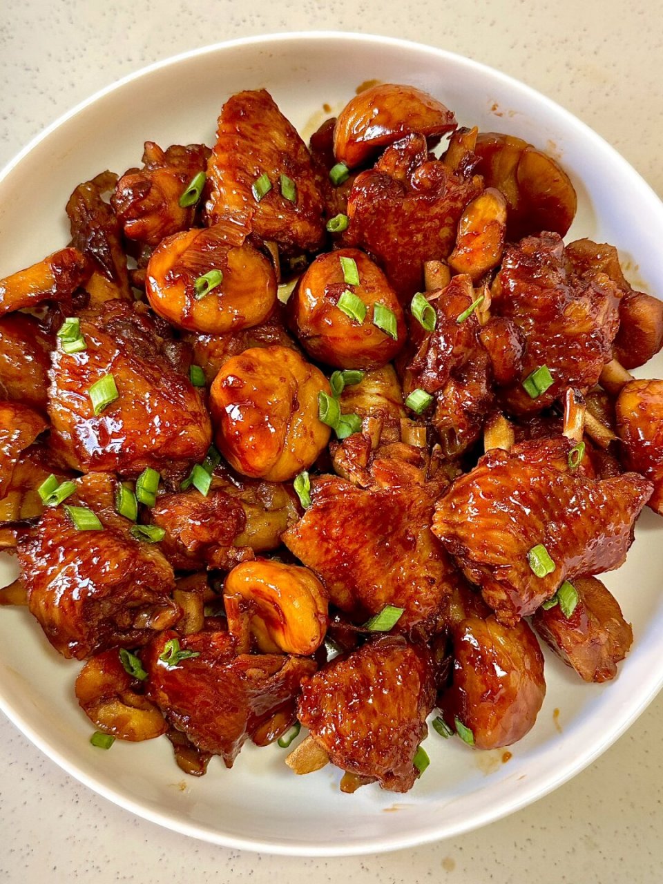 板栗烧鸡!真的太香了啊啊啊! 酱汁浓郁,鸡肉很嫩,栗子糯糯的!
