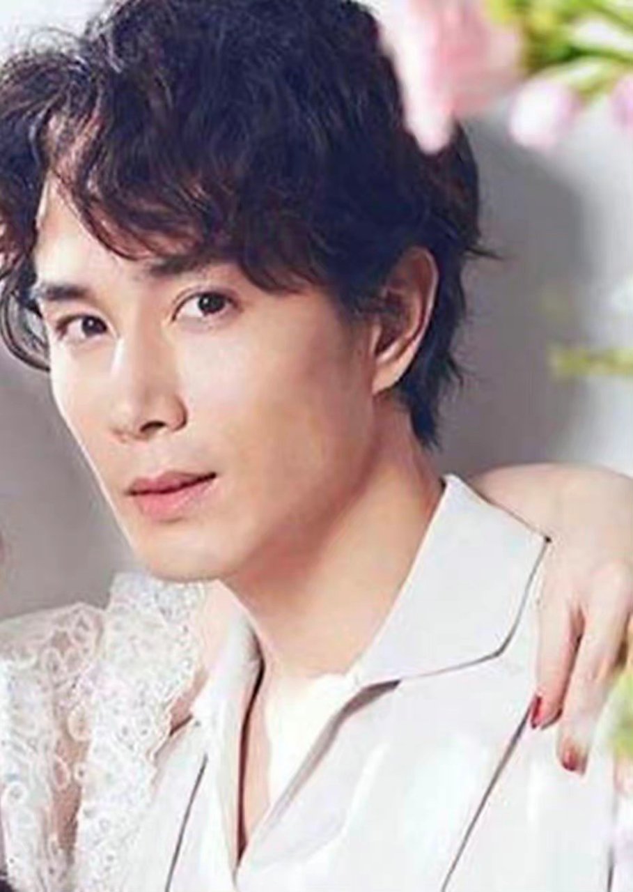 有没有发现李承铉和吴镇宇年轻时长得一样