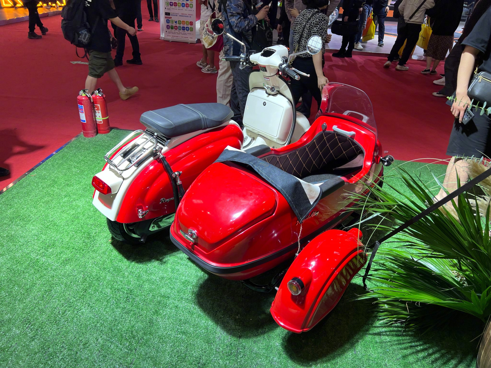 在2023北京摩托车展上,royalalloy品牌新车型mt系列-摩登玩具透明车壳