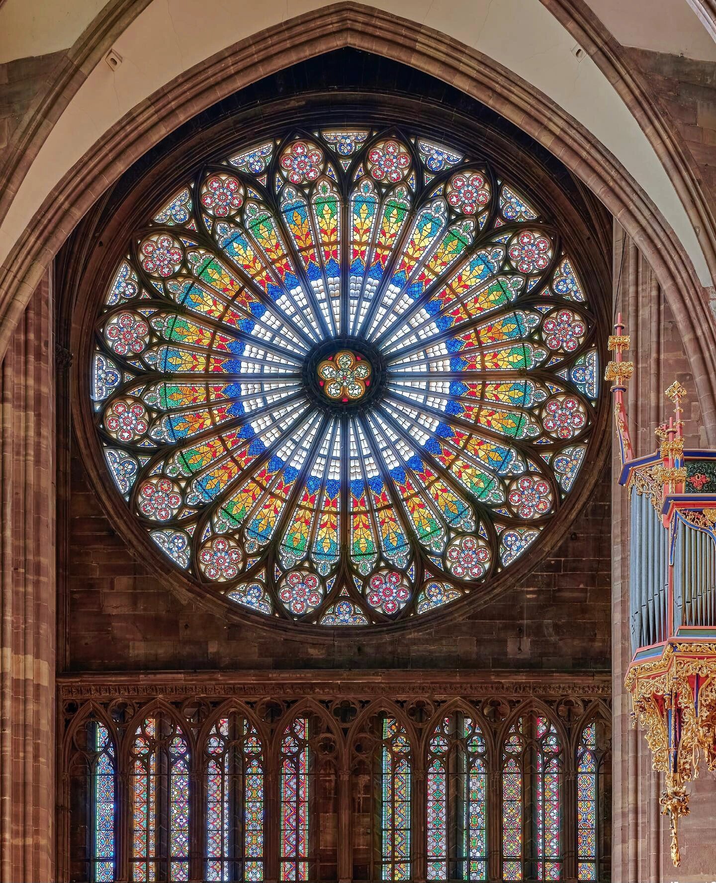 欧洲不同教堂中玫瑰花窗的细节2