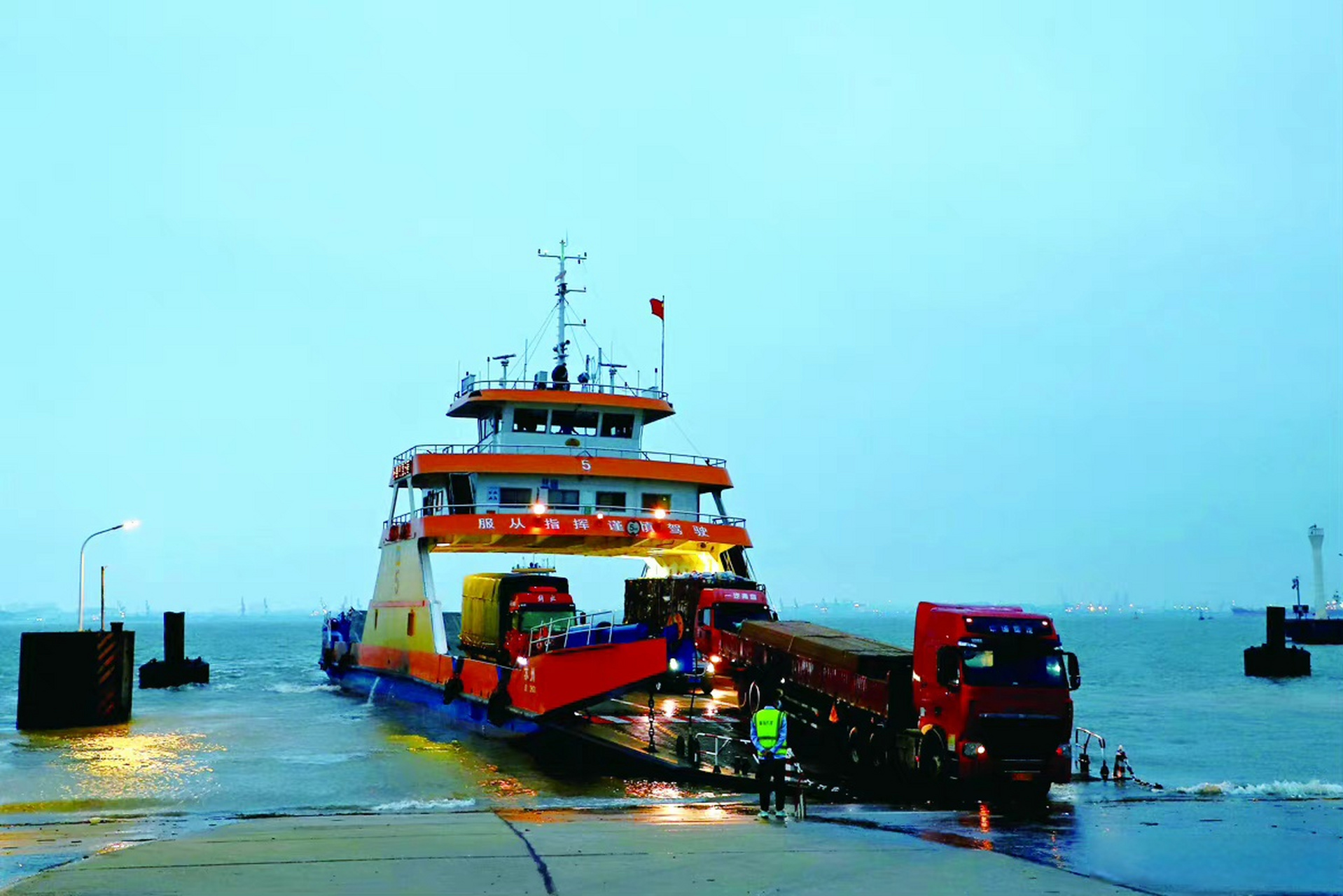 晚安如皋# 傍晚时分,皋张汽渡码头渡船有序运行,恢复了往日的忙碌.