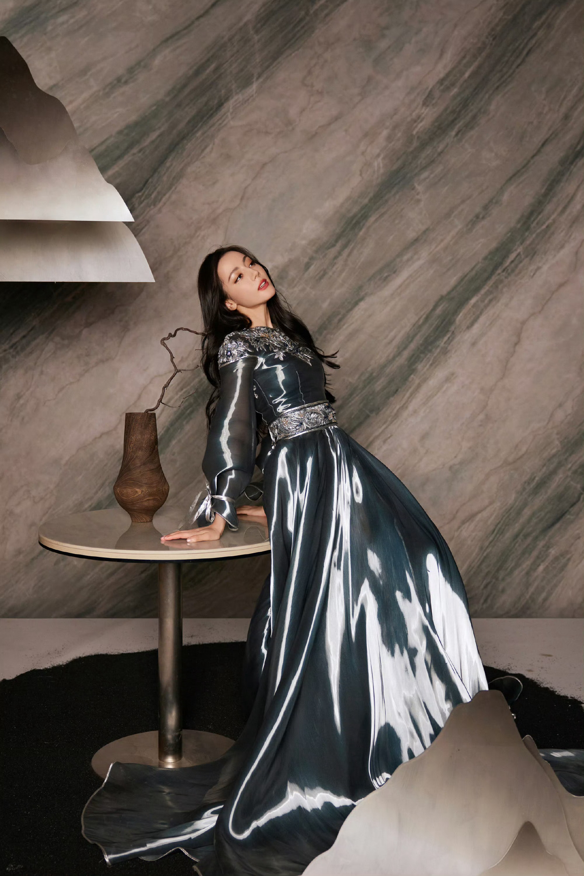 迪丽热巴黄色抹胸纱裙# 迪丽热巴代言升级全球title,还放出了黄色