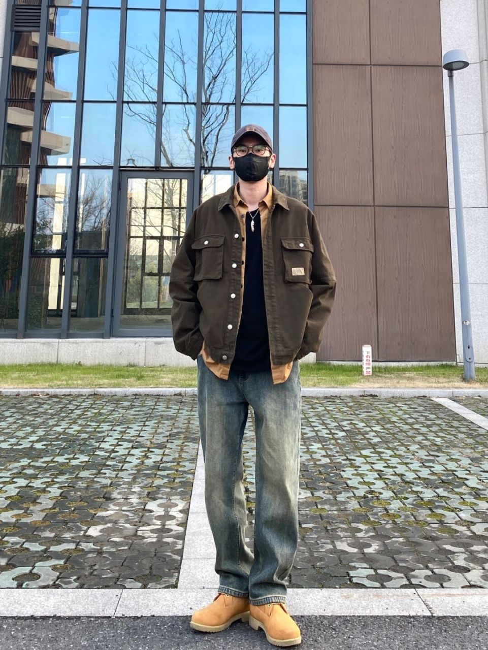 早春穿搭|美式工装风搭配 今天这套先用圆领黑t做打底,内搭叠穿一件姜