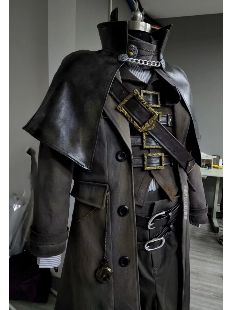 感受一下《血源诅咒》高定cosplay服装 使用风衣面料与皮革制作,高级