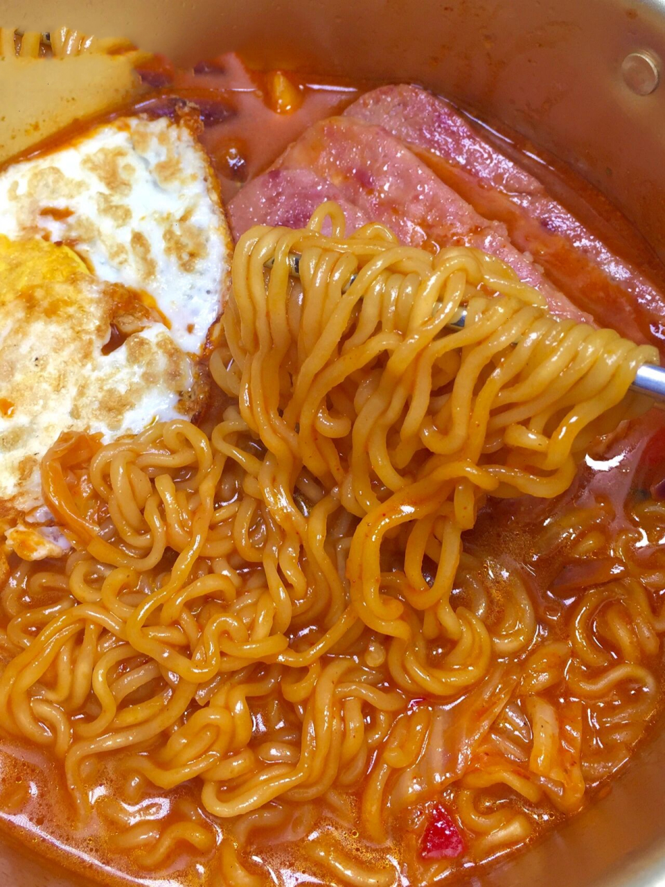 泡面的神仙吃法 自制辣白菜辛拉面 90敲好吃 今天在家做一碗超级