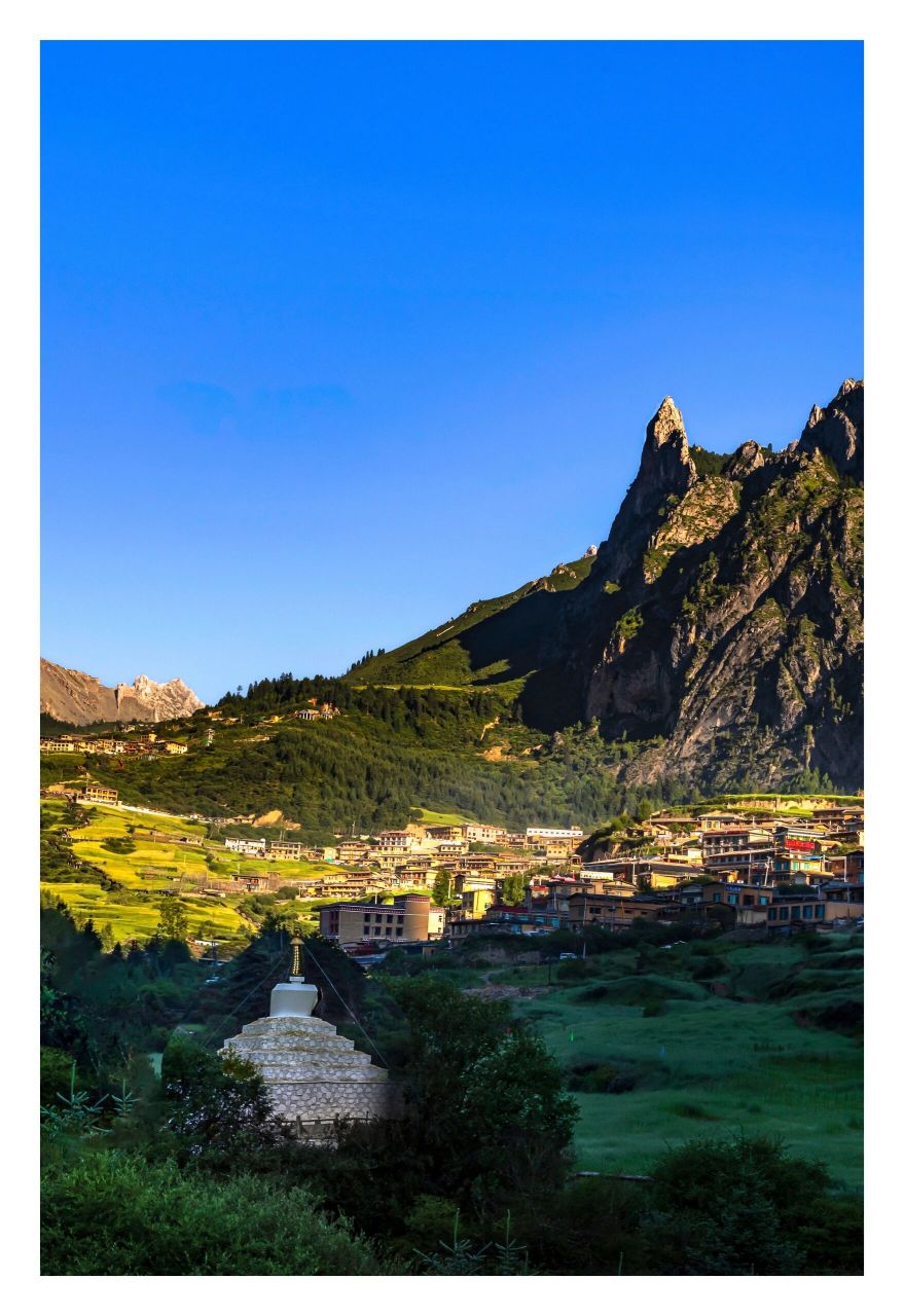 扎尕那 扎尕那位于甘肃省迭部县益哇乡,藏语意为"石匣子",是一座可以