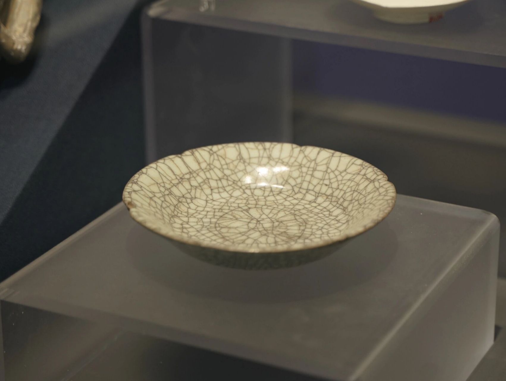 看瓷|陕西历史博物馆藏|宋代·哥窑葵口盘 哥窑葵口盘,宋代,高4.