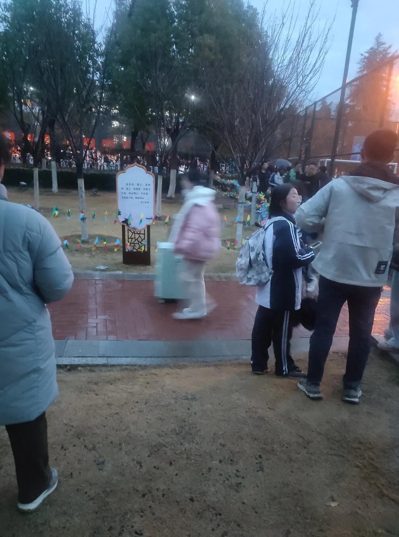 晨读的那一刻外面瓢泼大雨孩子放学淋雨照片真实照片今天早上七点二