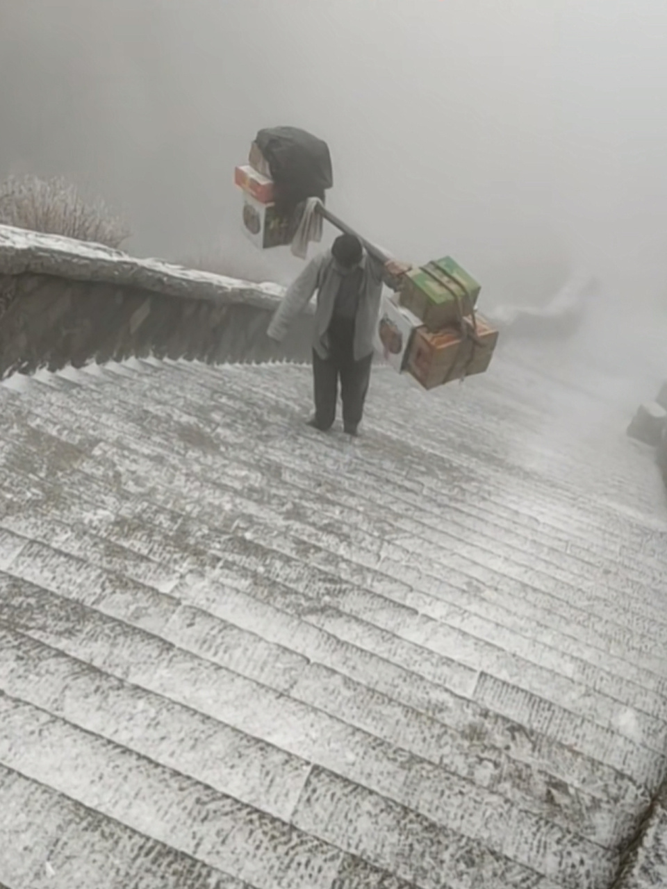 泰山路途中偶遇的那些挑山工们! 致敬泰山挑山工,行走的脊梁💪 一肩
