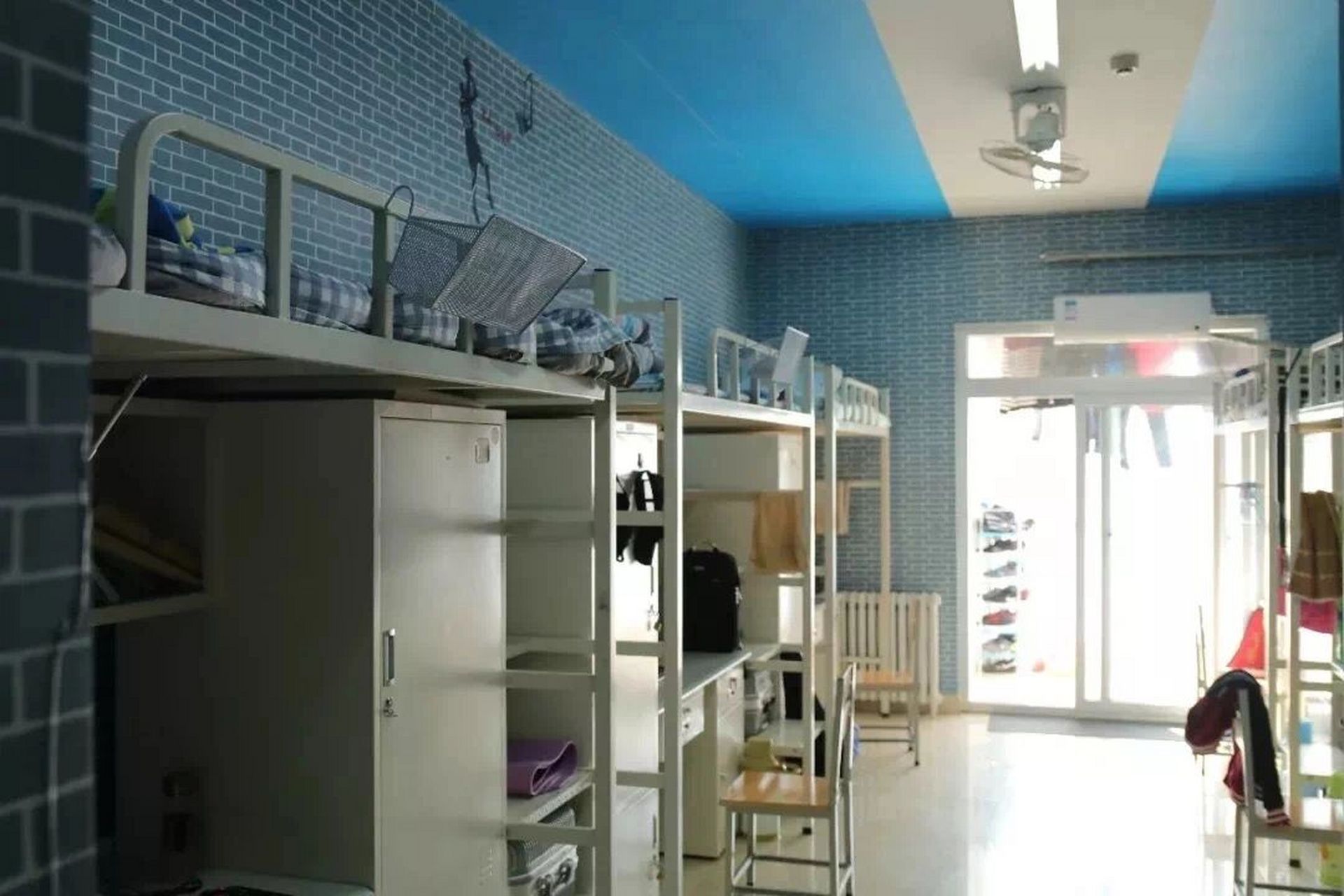 河南工业大学宿舍来了,快来咨询 寝室构造: 6人间,独立卫生间.