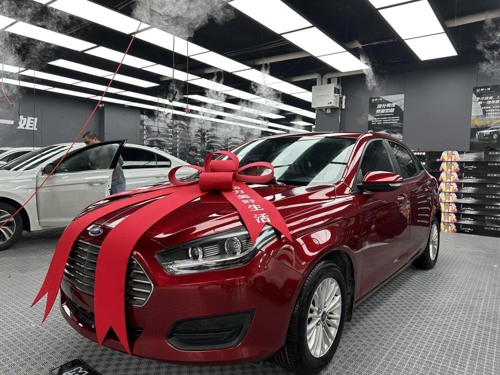 福特福睿斯改色液态龙血红 质感满满的红色天花板来啦～ 它有一个特别