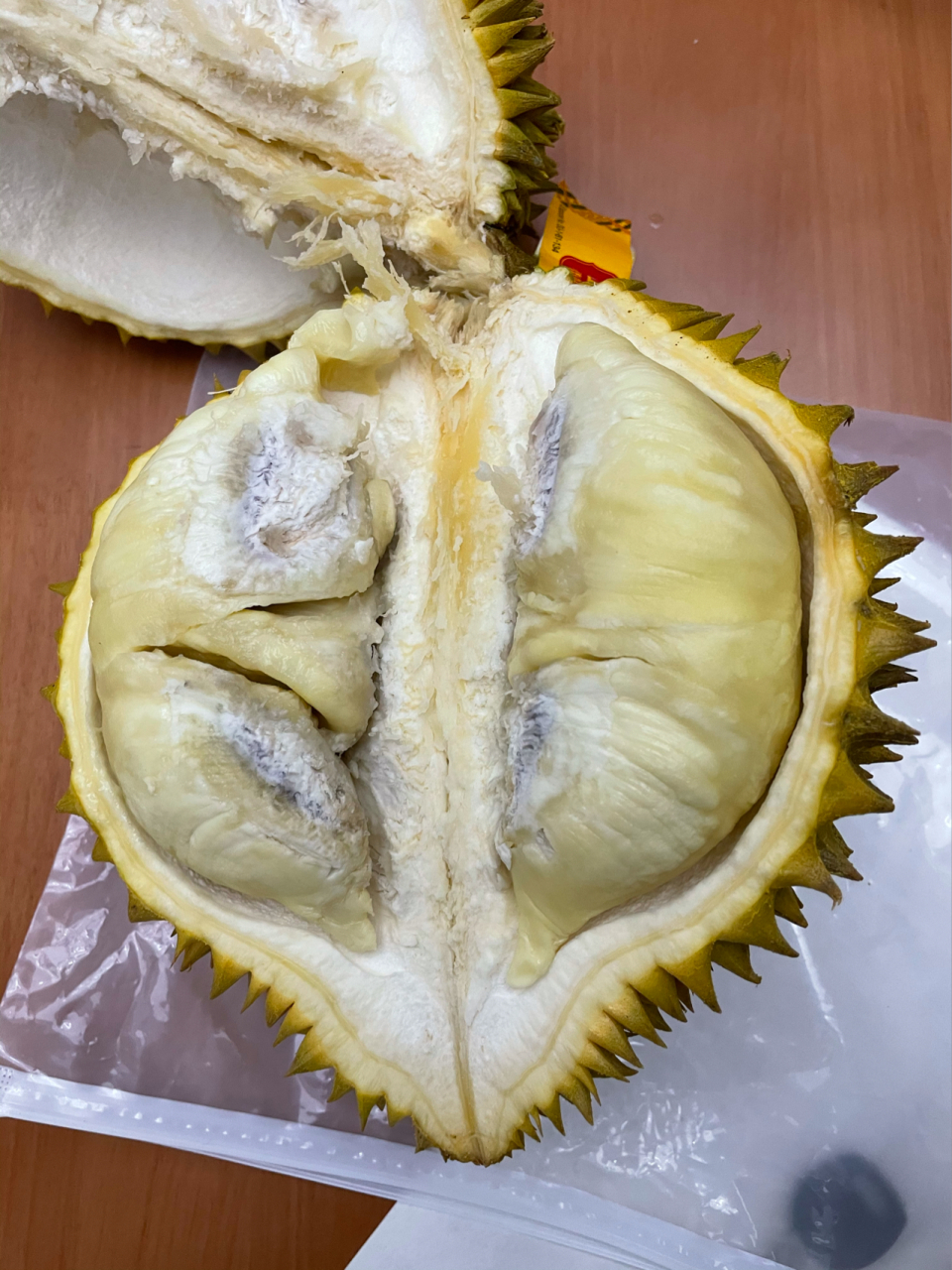 9一斤,这是一个四斤的榴莲,拿回家准备剥开放冰箱冷藏的,一打开傻眼了