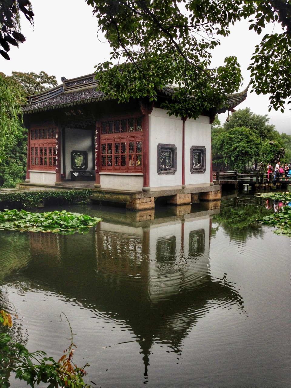 杭州西湖湖心亭 位于西湖的中央,与三潭印月,阮公墩称"湖中三岛",在