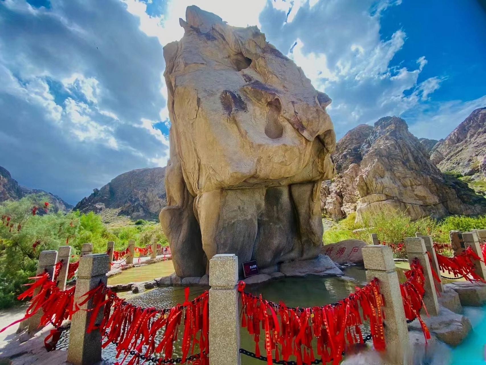 霍拉山景区以其独特优美的自然环境,构成了一副风景优美的自然图景.