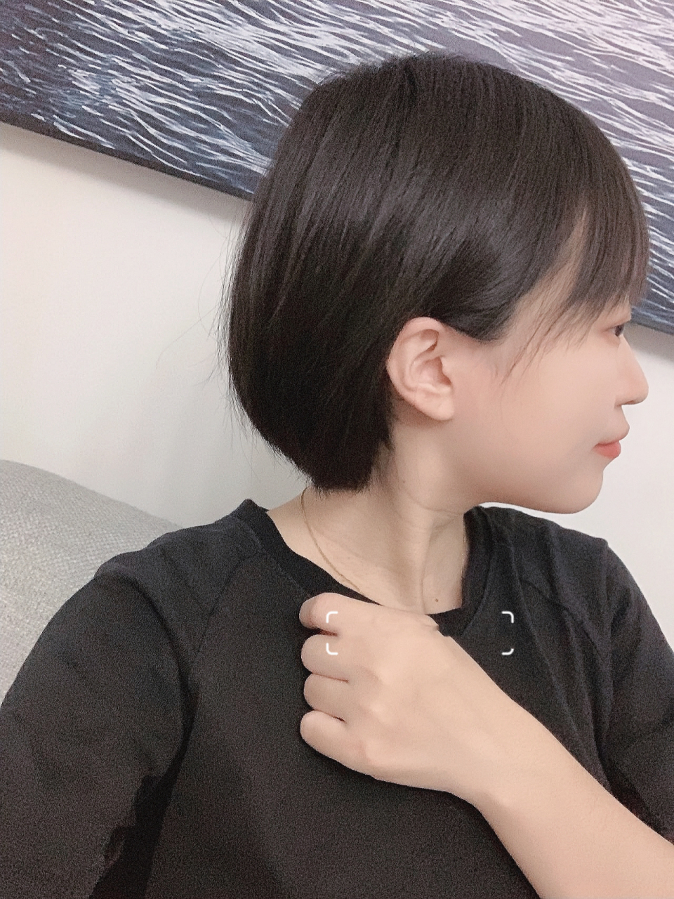 忍住又去剪了个清爽短发理发师给打薄了好多层,这下真的是月子发型了