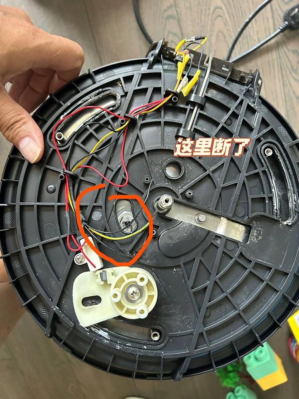 苏泊尔电压力锅e0故障自己修好了 原因是温度传感器故障,重新买一根线