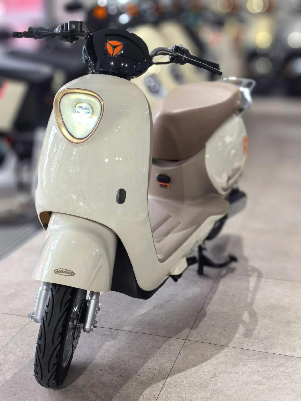 雅迪m20豪华版电动自行车新款上市!颜值.