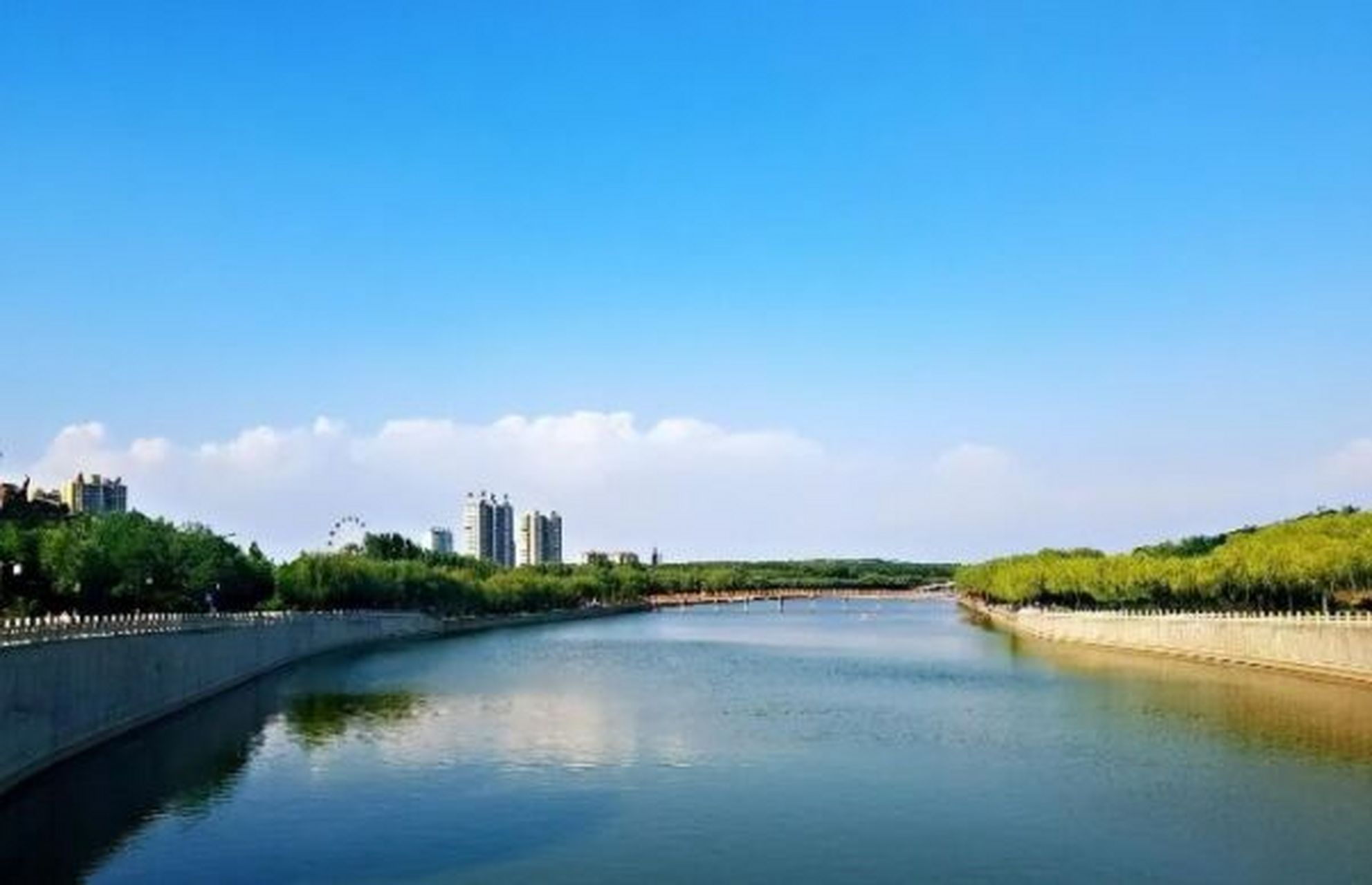 孝义市胜溪湖森林公园是一个以植物景观堤企为主的生态休闲公园,宋鼢