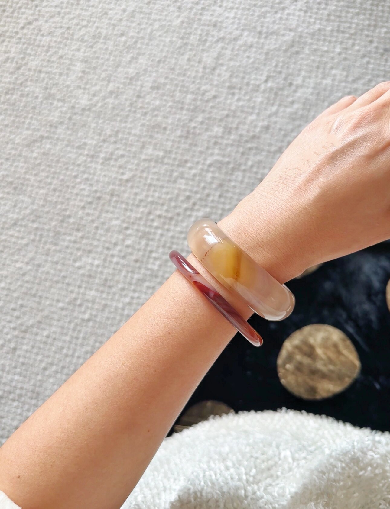 简单的宽版玛瑙手镯和手串,珍珠手链,细条手镯也能叠戴出无限的风情和