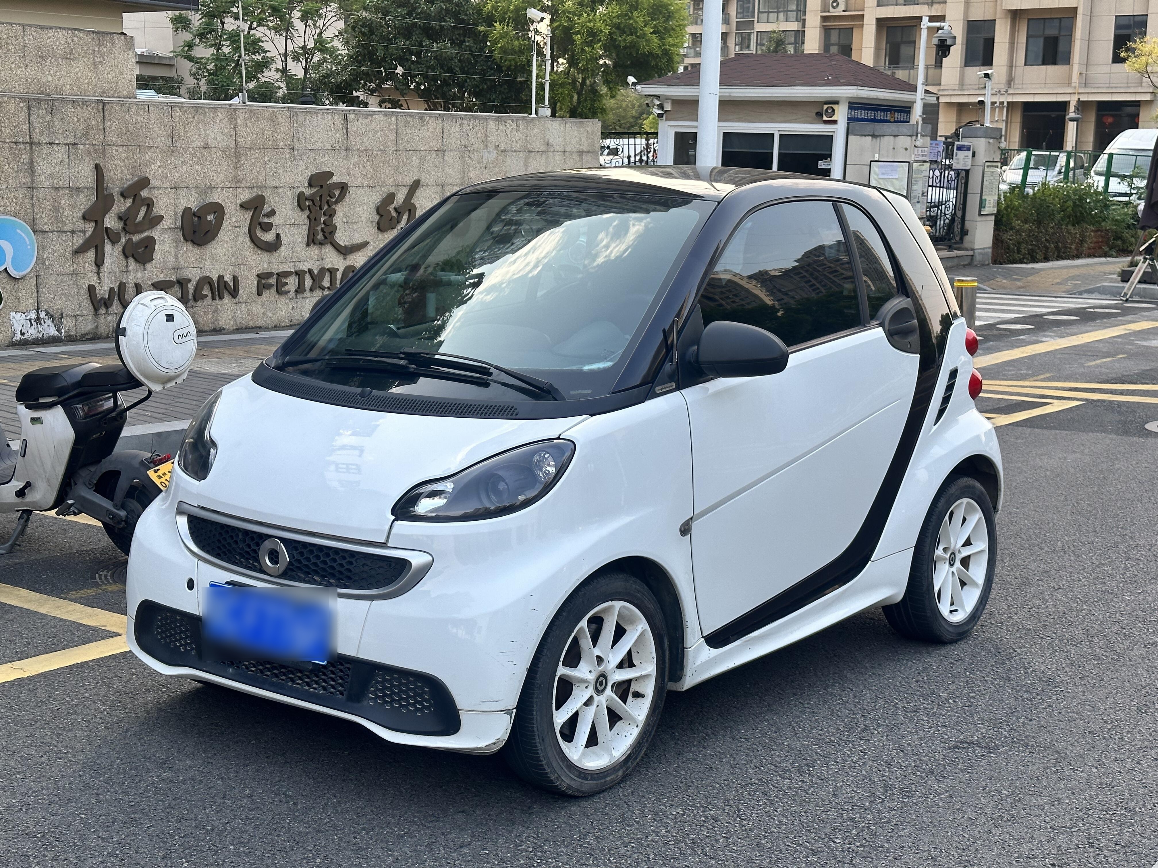2万多块开走 全新到店的2014年smart,自动挡配备天窗和倒车影像,仅